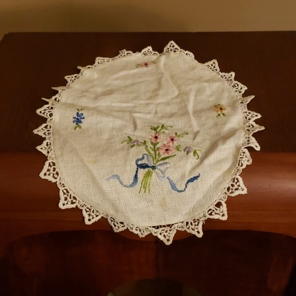 VINTAGE Handmade Doily Embroidered Oval 11x 8